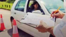 La DGT multará a los alumnos que hagan trampas en los exámenes de conducir.