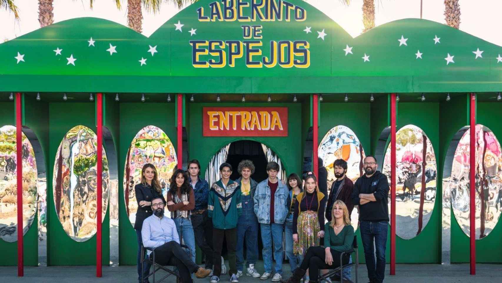 El equipo de 'Paraíso' en el parque de Santa Pola, durante el rodaje de la serie en febrero de 2020.
