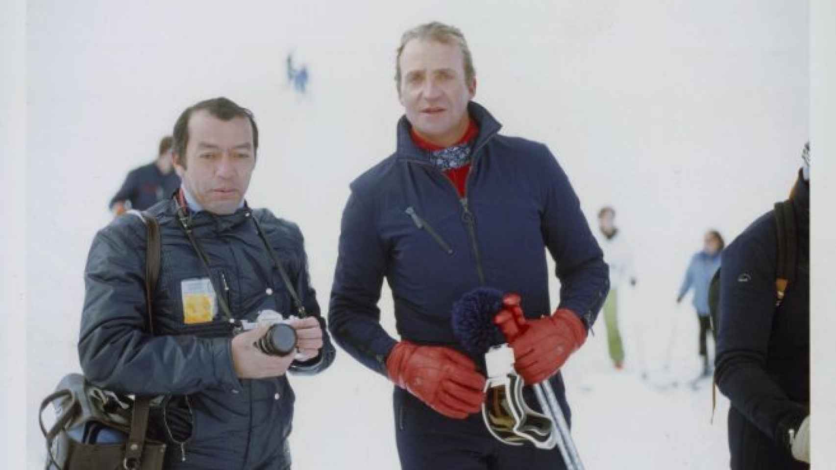 El fotógrafo Juan Chávez con el rey Don Juan Carlos en las pistas de esquí de Baqueria Beret en 1987.
