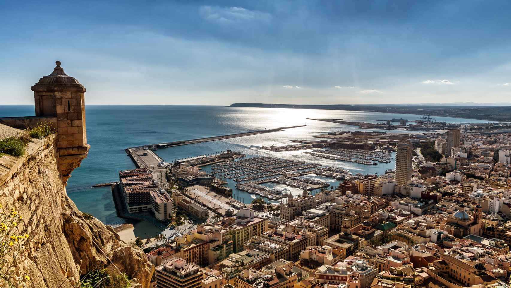 Panorámica del puerto deportivo de Alicante, integrado en su núcleo urbano.
