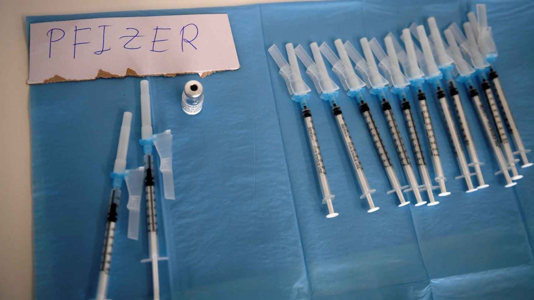Detalle de jeringuillas cargadas con la vacuna de Pfizer. EFE/Eloy Alonso