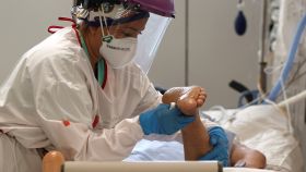 Una enfermera de la UCI del Complejo Hospitalario de Navarra atiende a un paciente. EFE/Jesús Diges