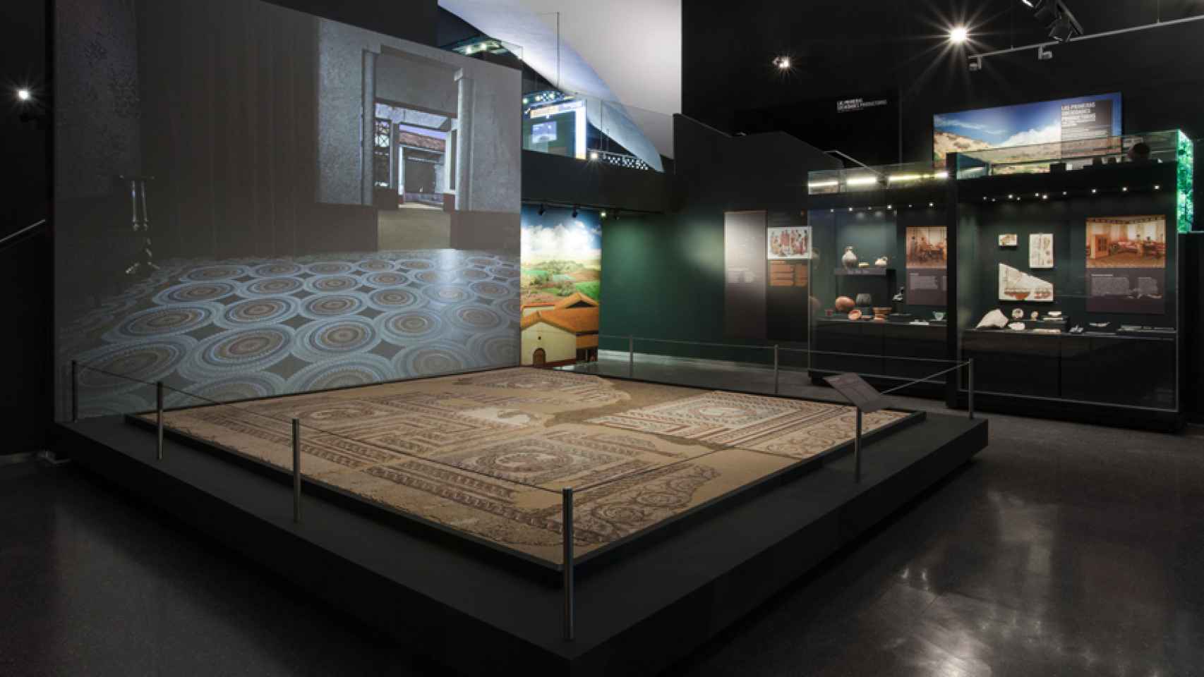 Vista del mosaico romano hallado en el yacimiento de Carabanchel, expuesto actualmente en el Museo de San Isidro.