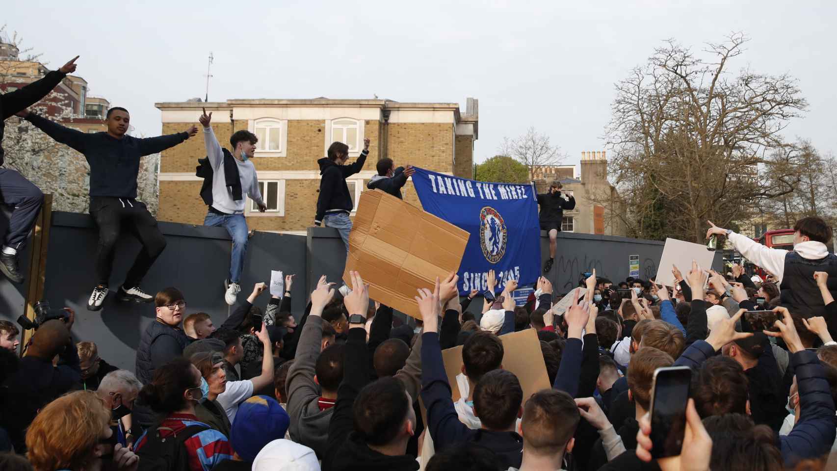 Aficionados del Chelsea protestando por la Superliga Europea