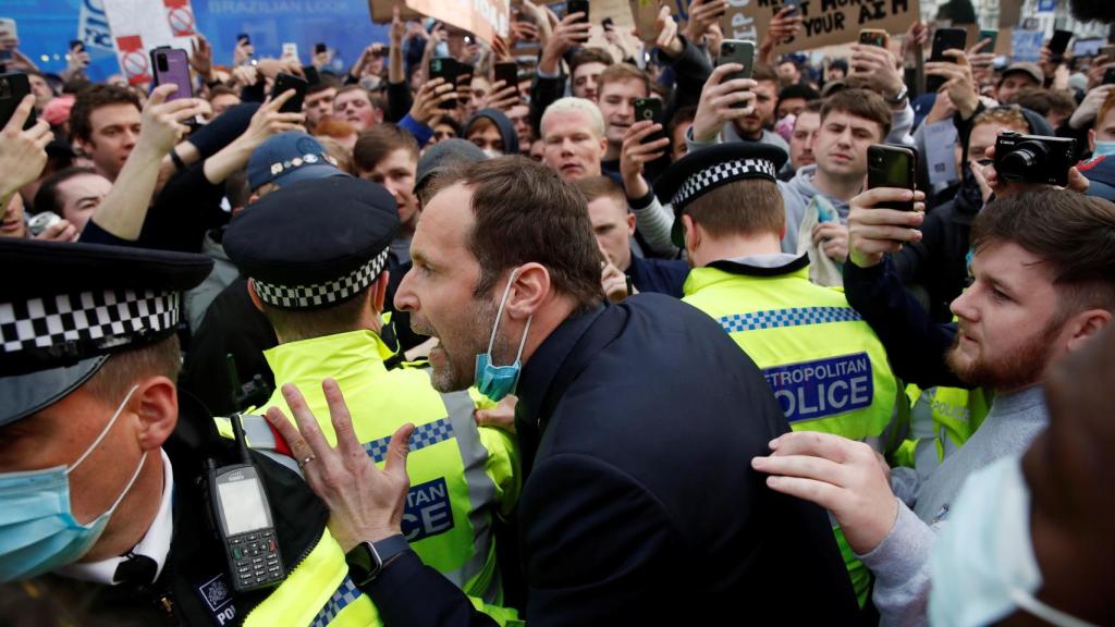 Petr Cech habla con los aficionados del Chelsea que protestan contra la Superliga Europea