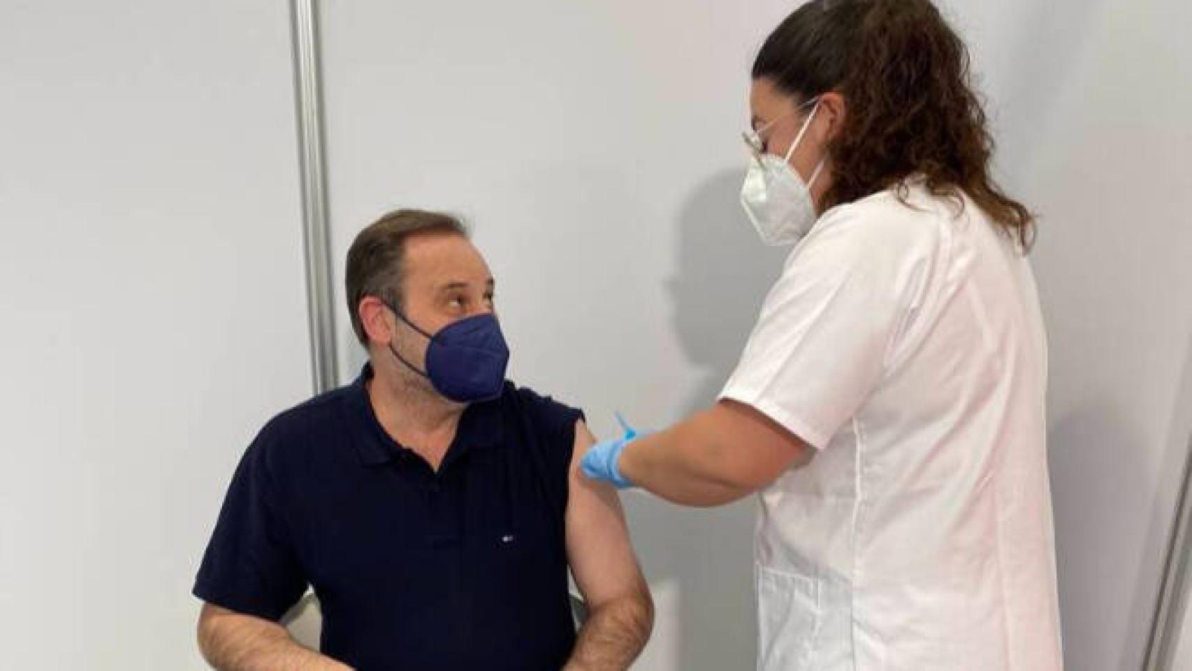 El ministro de Transportes, José Luis Ábalos, recibe la vacuna en Valencia
