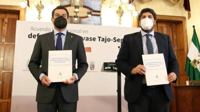 Los presidentes de Andalucía, Juanma Moreno, y Murcia, Fernando López Miras, muestran el documento firmado de la Declaración Institucional en Defensa del Trasvase Tajo-Segura. Almería a 19 de abril 2021. Foto: Rafael González-Europa Press