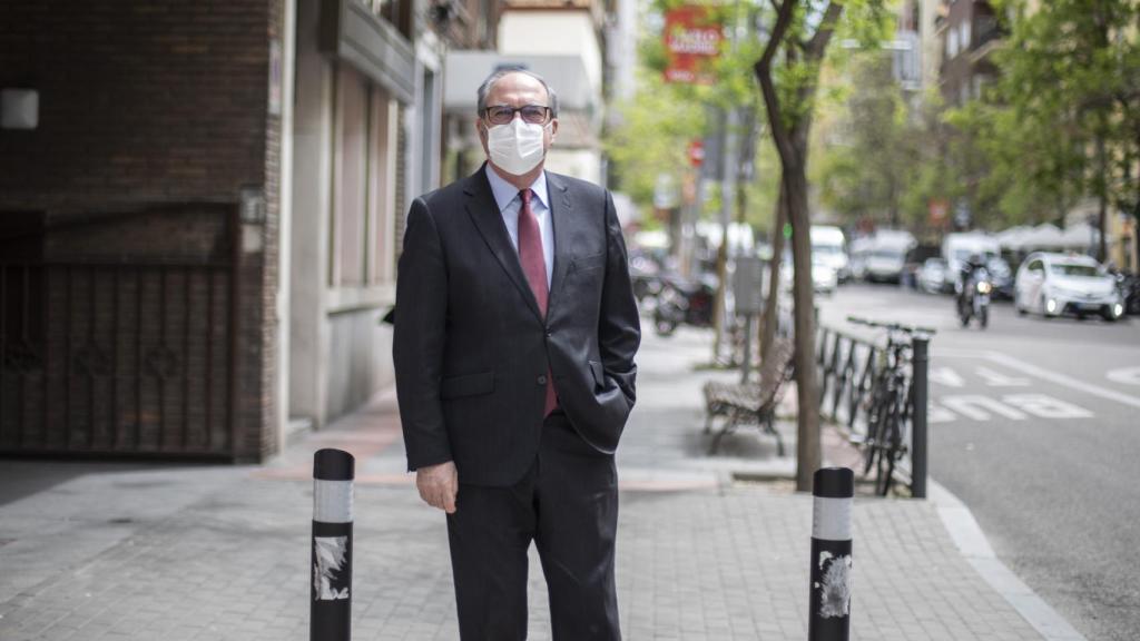 Ángel Gabilondo, frente a la sede del PSOE en Madrid.