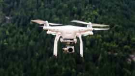 Un dron con una cámara mientras realiza un vuelo.