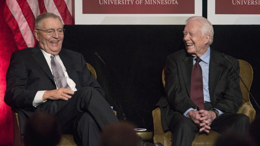 Walter Mondale y Jimmy Carter en una conferencia en Washington en 2015.