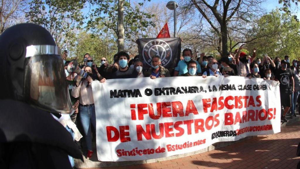 Los manifestantes se concentran en torno al acto de precampaña de Vox en Vallecas.