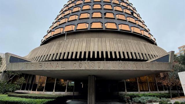 Fachada y entrada al edificio del Tribunal Constitucional de España, en Madrid.