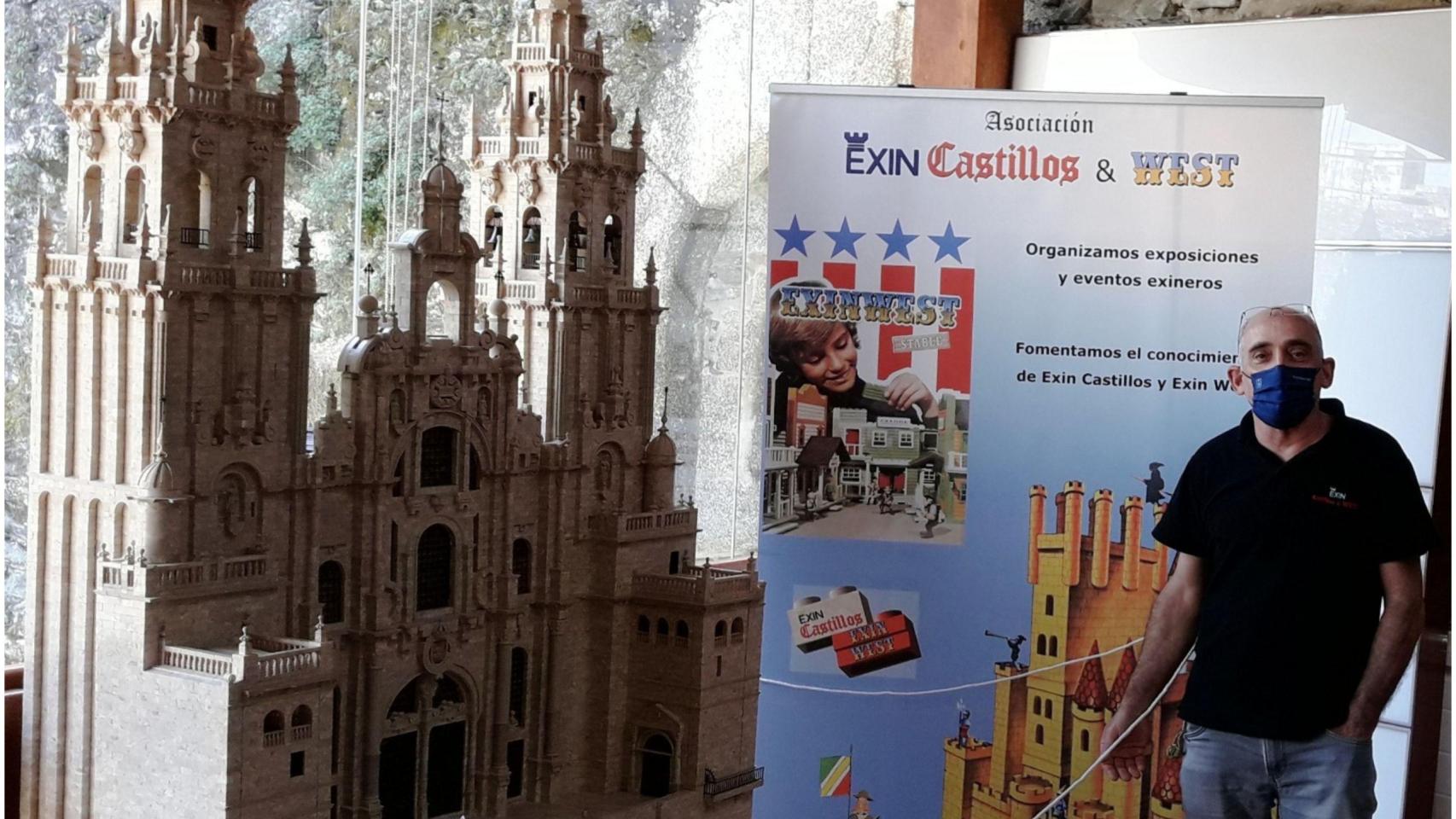 Fran Guerra con su maqueta de la Catedral de Santiago.