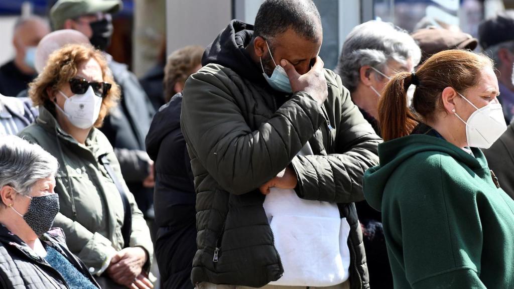 Un vecino de Mansilla de las Mulas (León) llora la muerte de Paula M. durante el minuto de silencio celebrado este martes.