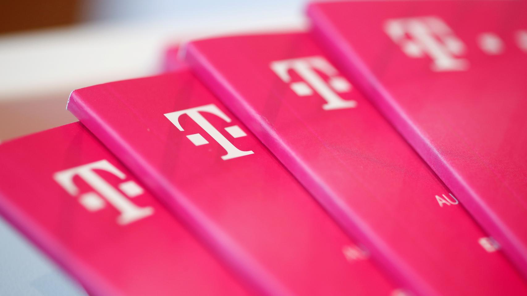 Catálogos con el logotipo de Deutsche Telekom.