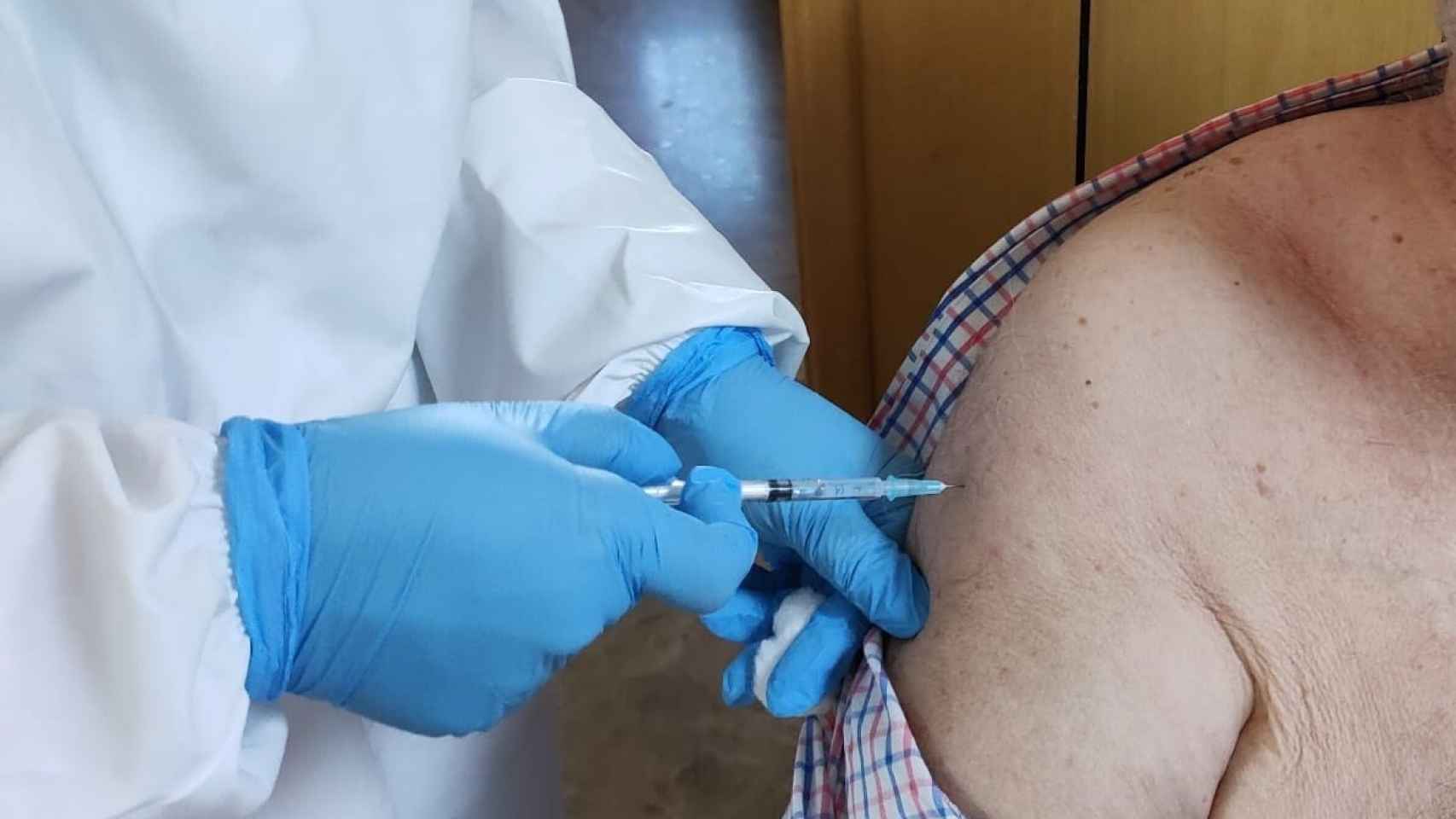 Un sanitario vacuna a un hombre en Ceuta.
