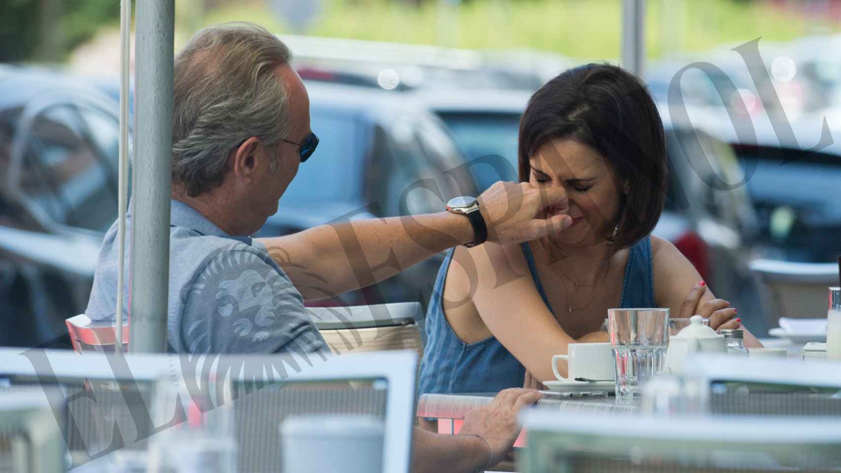 Silvia Jato y su marido durante una comida en una terraza.