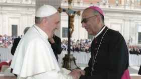 El cardenal Juan José Omella junto al Papa Francisco en una imagen de archivo. Efe