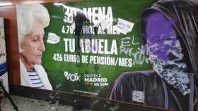 El cartel de Vox sobre menores extranjeros no acompañados vandalizado este miércoles en la estación de Sol.