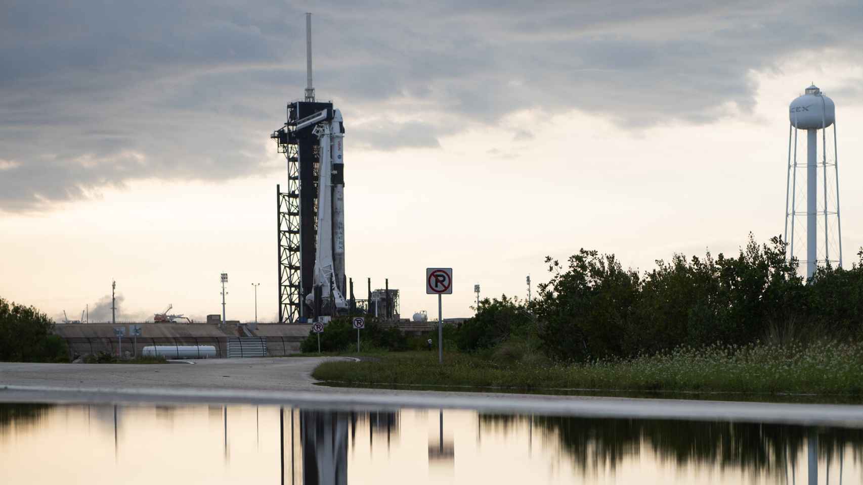 Falcon 9 junto con la Dragon en el pad de lanzamiento