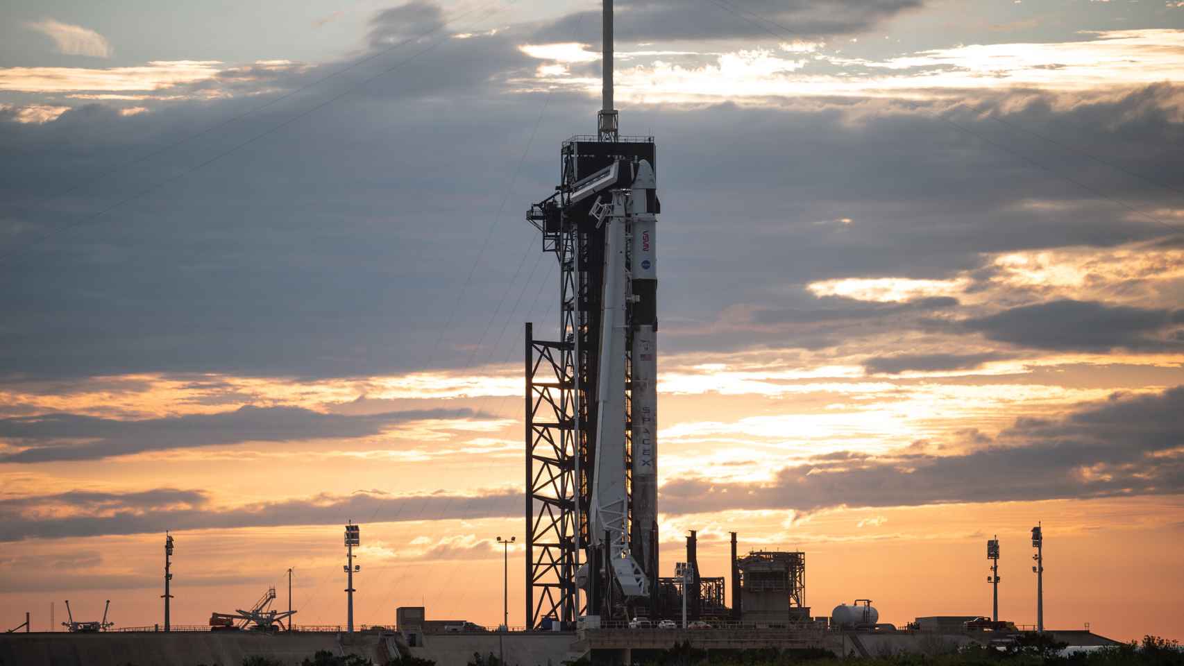 Falcon 9 y Dragon en la plataforma de lanzamiento