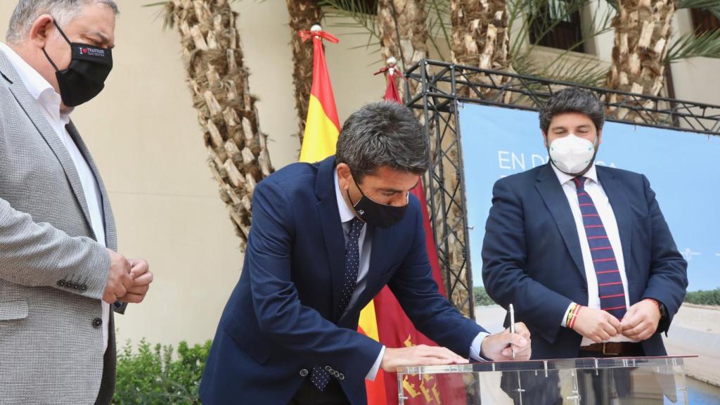 Momento de la firma.