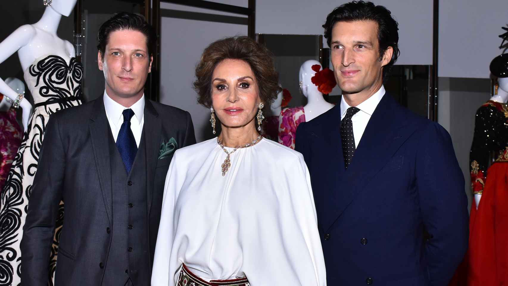 Naty Abascal junto a sus hijos, Rafael y Luis, durante la exposición 'Naty Abascal y la moda' en México.
