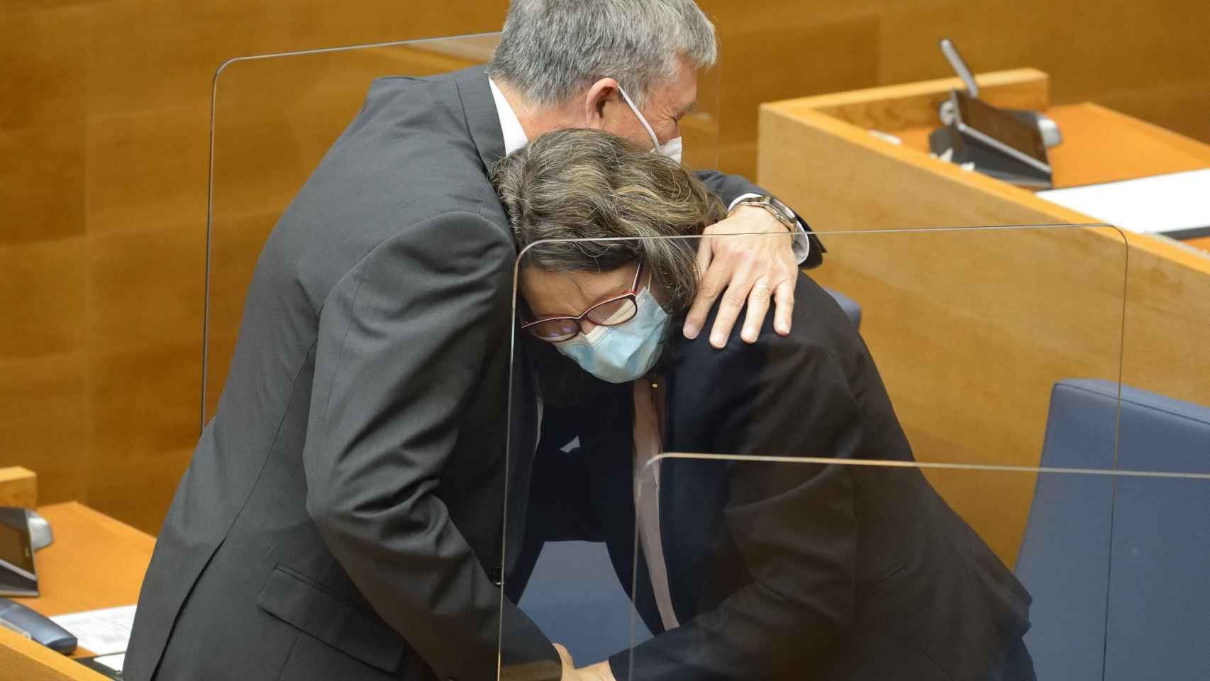 Abrazo entre el 'conseller' Rafael Climent y la vicepresidenta Mónica Oltra. EE
