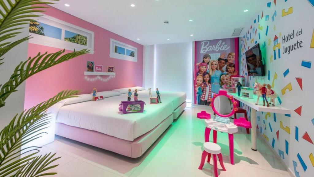 La habitación de Barbie del Hotel del juguete está diseñada como si fuera la casa de Malibú de la muñeca.
