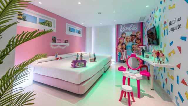 La habitación de Barbie del Hotel del juguete está diseñada como si fuera la casa de Malibú de la muñeca.