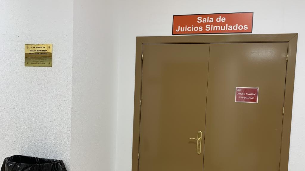 La placa en homenaje a Ignacio Echevarría, al lado de la Sala de juicios simulados.