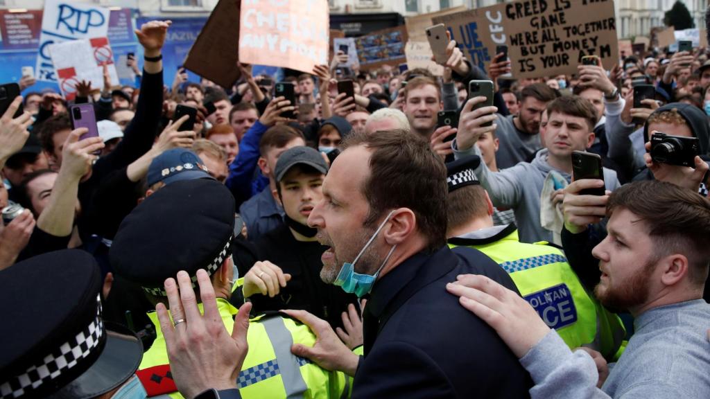 Las protestas de los aficionados del Chelsea que metieron presión al club inglés para salir de la Superliga Europea