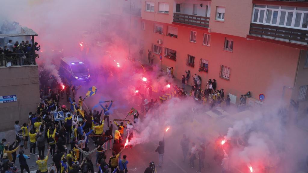 Imágenes preocupantes en Cádiz: cientos de hinchas juntos antes del partido ante el Real Madrid