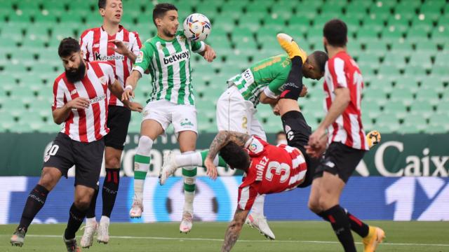 Betis y Athletic pelean un balón alto