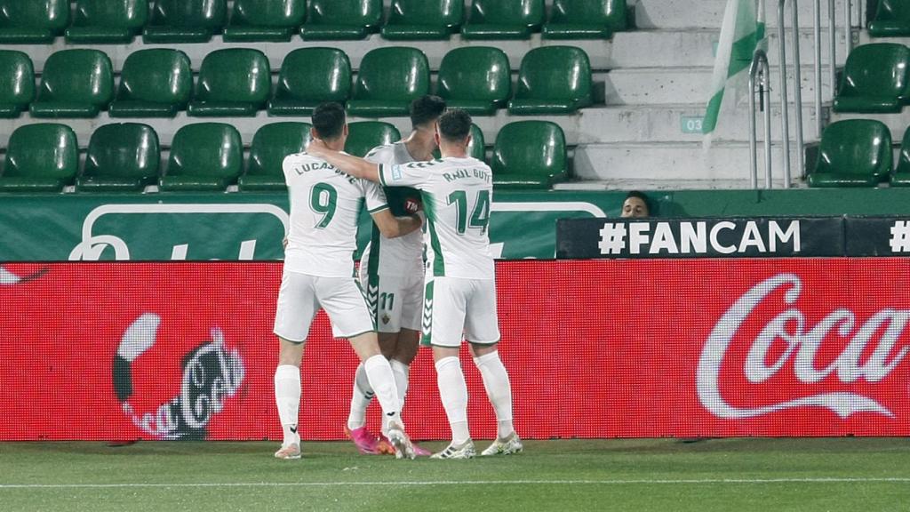 Los jugadores del Elche celebran un gol