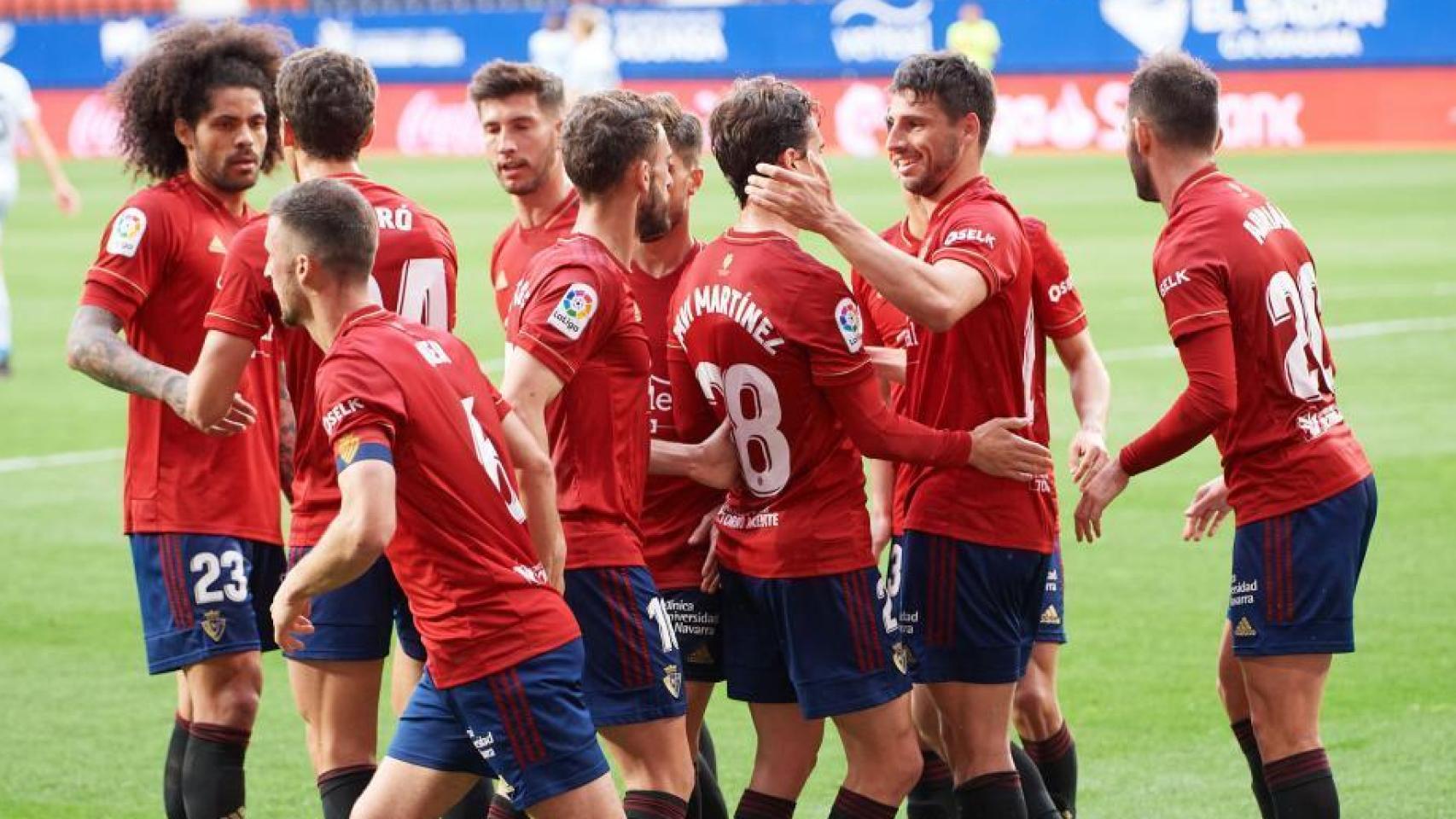 Piña de los jugadores de Osasuna para celebrar un gol ante el Valencia