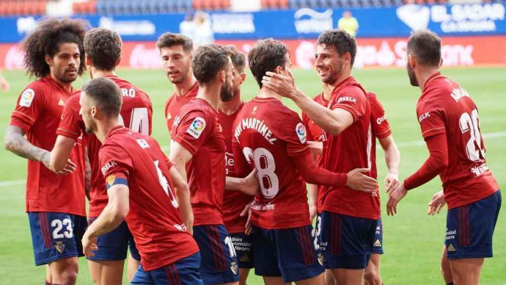 Piña de los jugadores de Osasuna para celebrar un gol ante el Valencia