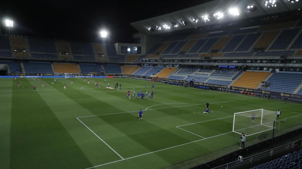 Estadio Ramón de Carranza con los jugadores calentando