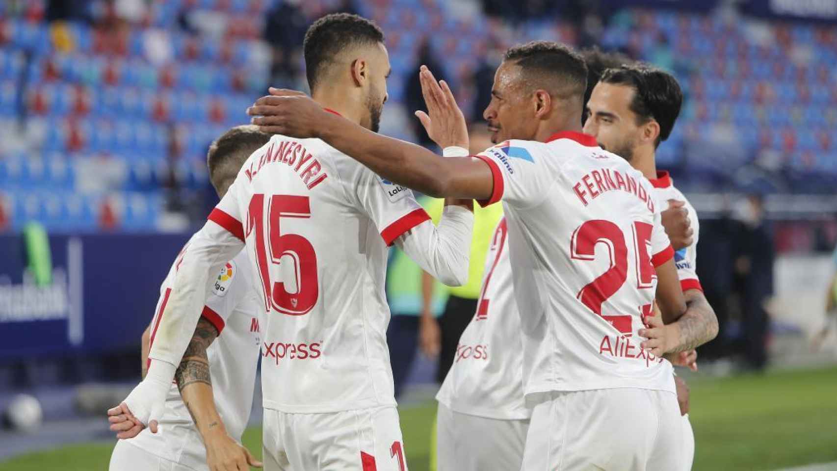Piña de los jugadores del Sevilla para celebrar el gol de En-Nesyri ante el Levante