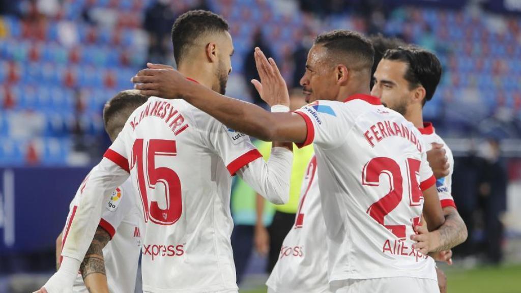 Piña de los jugadores del Sevilla para celebrar el gol de En-Nesyri ante el Levante