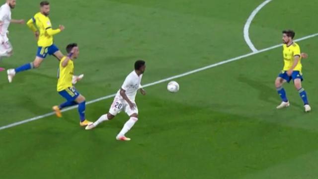 Penalti pitado sobre Vinicius