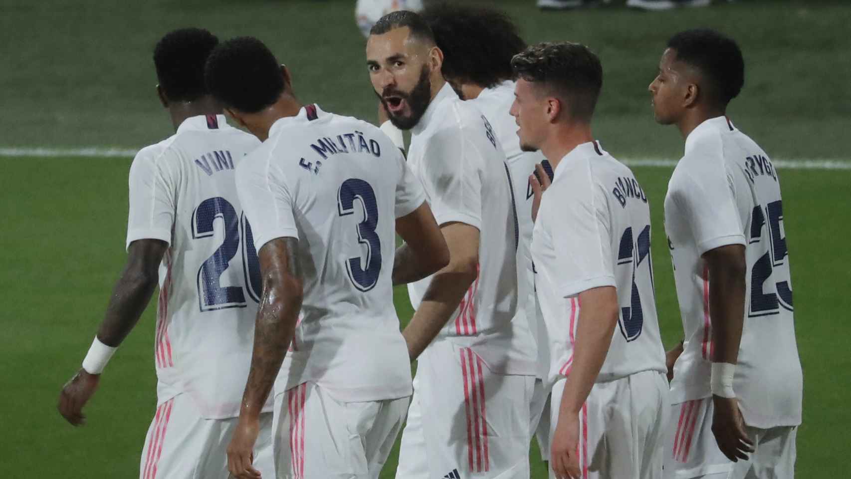 Benzema celebra con los jugadores del Real Madrid su gol al Cádiz