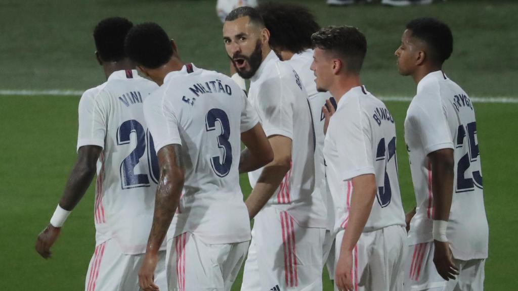 Benzema celebra con los jugadores del Real Madrid su gol al Cádiz