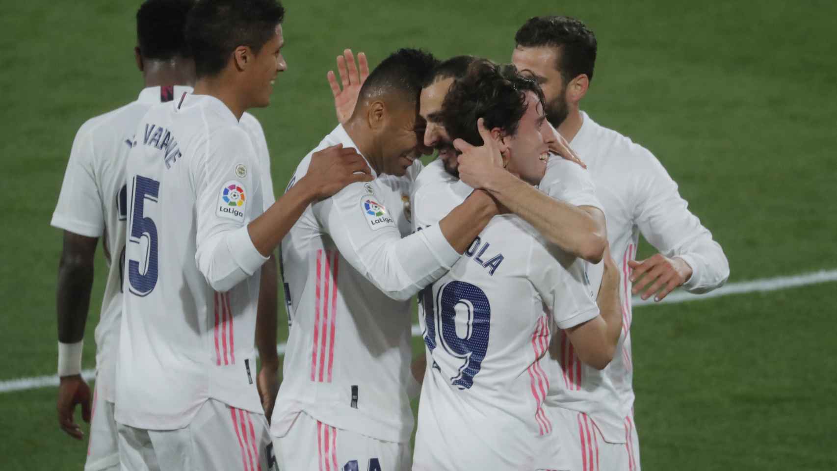 Odriozola celebra con sus compañeros del Real Madrid su gol al Cádiz