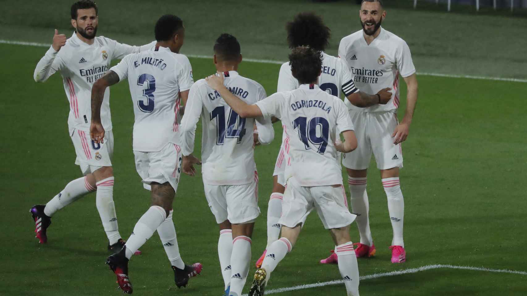 Benzema celebra con los jugadores del Real Madrid
