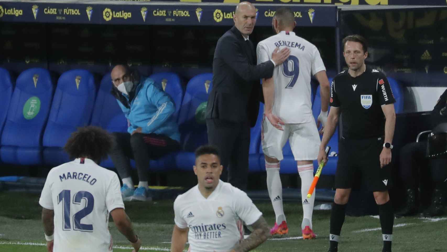 Karim Benzema, felicitado por Zinedine Zidane tras ser sustituido ante el Cádiz