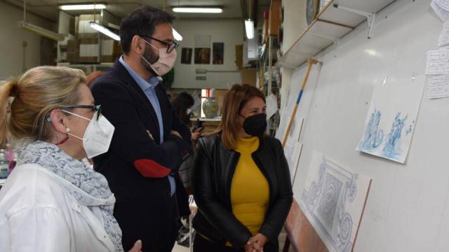 Sergio Gutiérrez durante su visita a un taller cerámico de Talavera