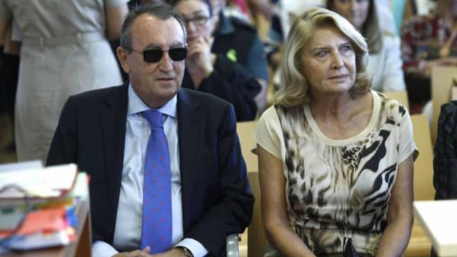 Carlos Fabra y María Amparo Fernández, su esposa. EE