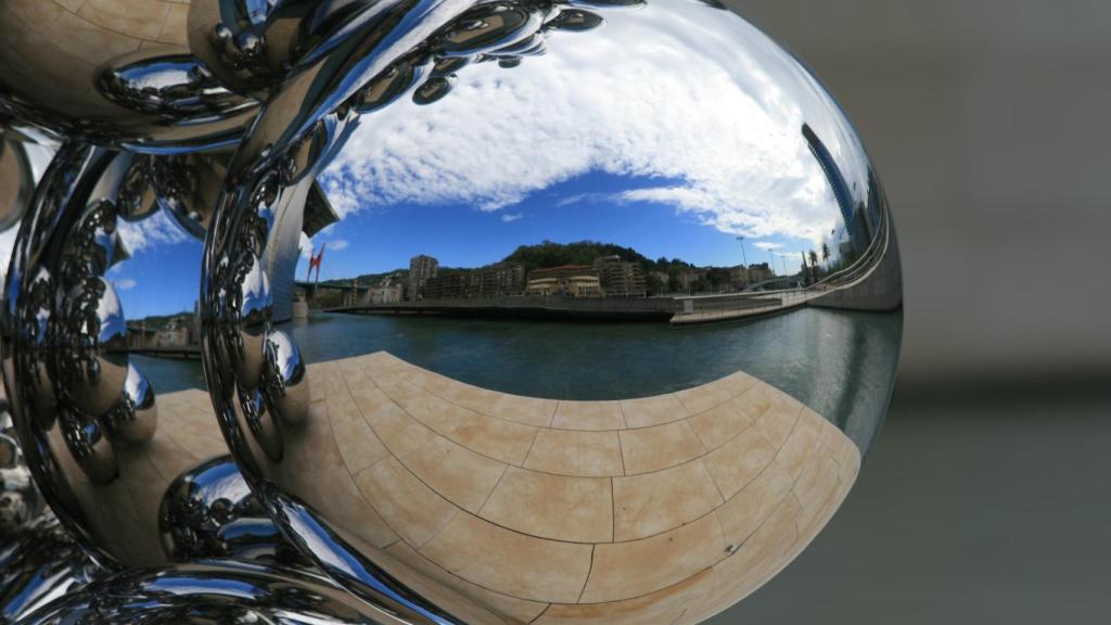 La ría de Bilbao, reflejada en una bola ornamental.  FOTO: Pixabay.