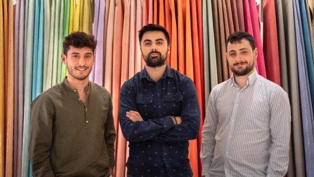 De izquierda a derecha, los tres jóvenes cofundadores de Texlenet, Pablo Pérez, Jorge San Martín y Giulio Romagnolo.